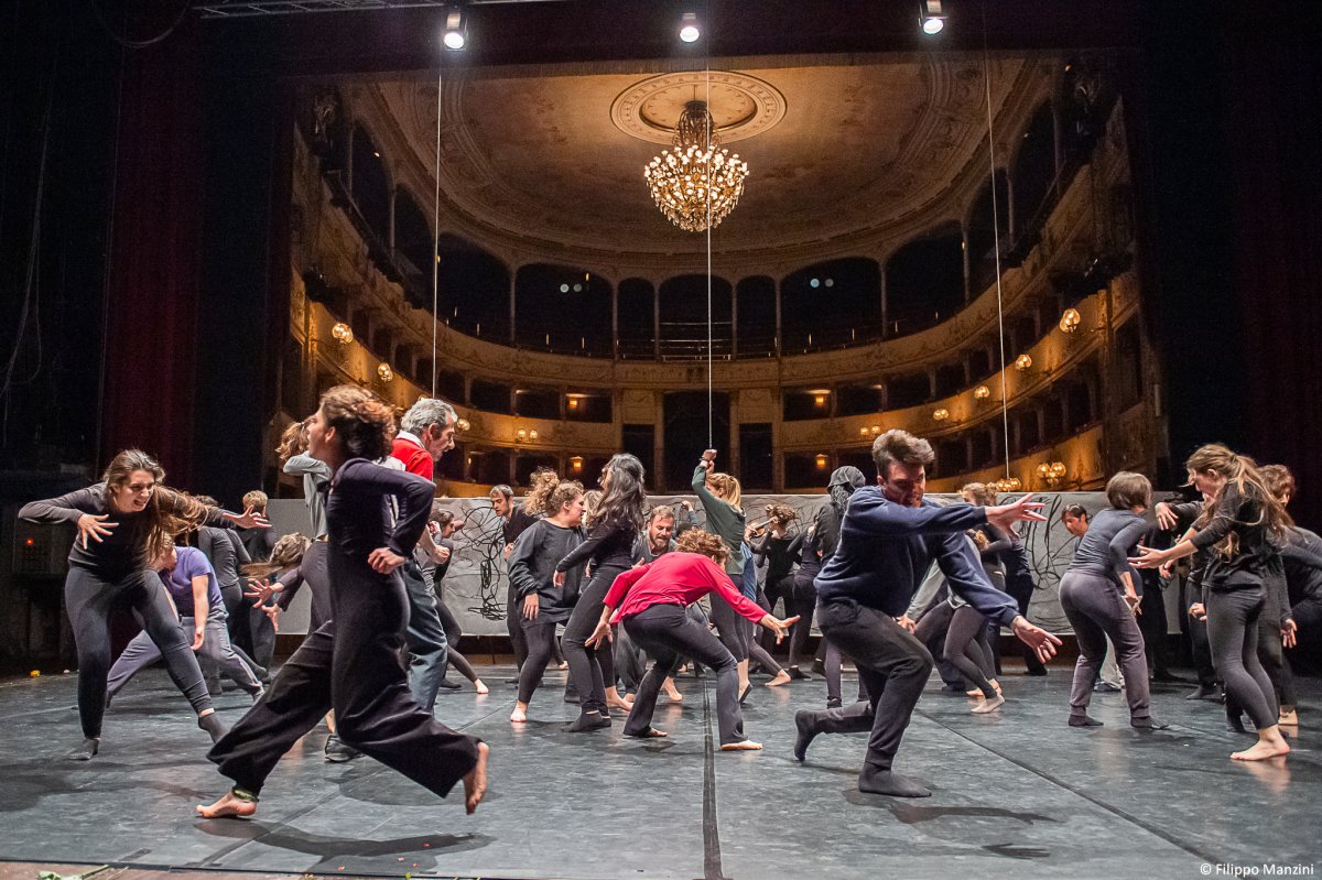 un nutrito gruppo di giovani teatranti si esercita sul palco del teatro