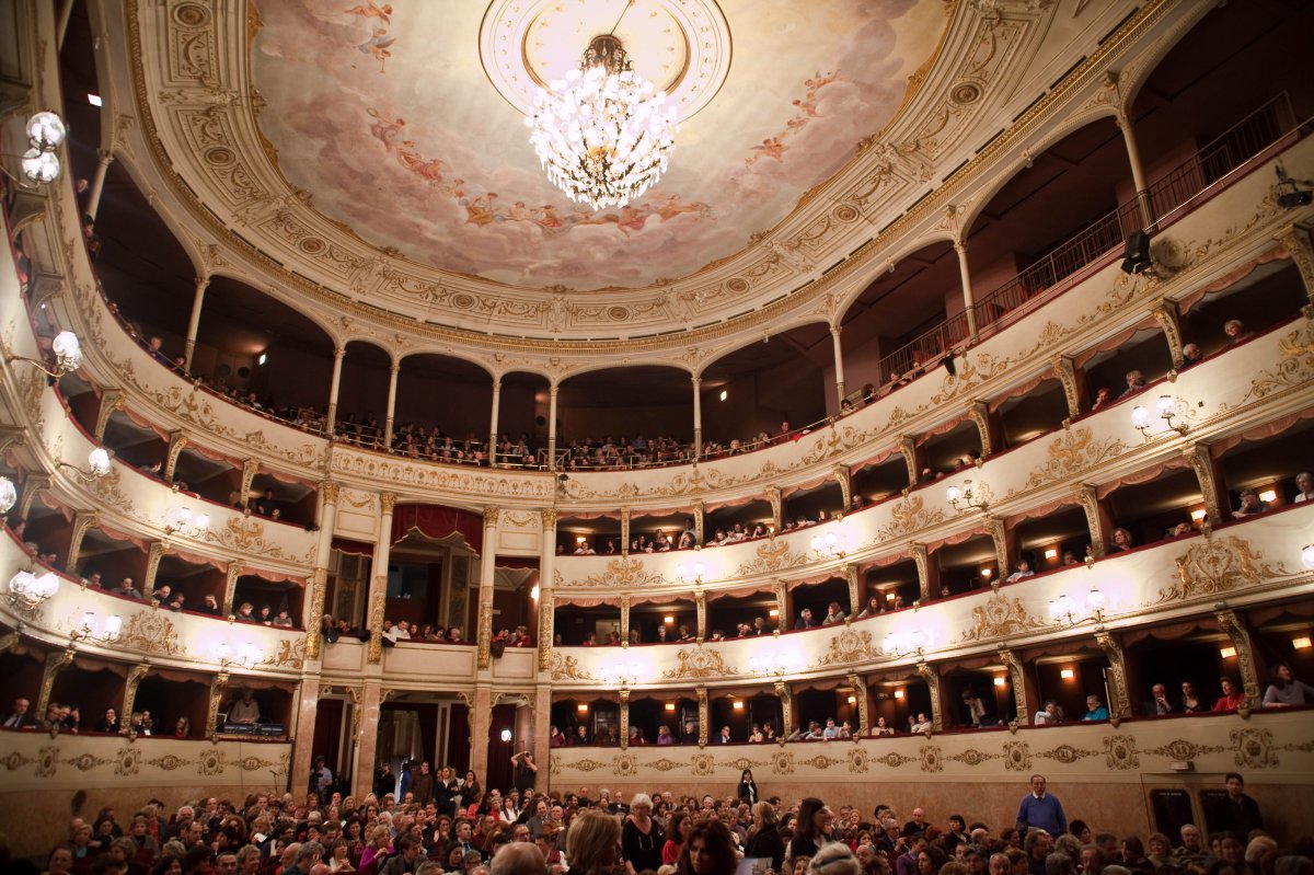 loggione del teatro della Pergola ben illuminato