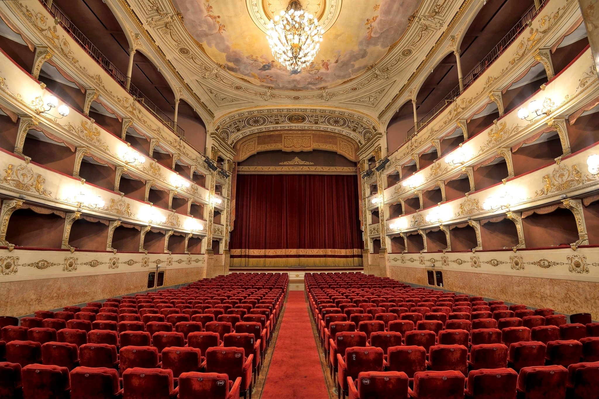 loggioni palco e platesa del teatro ben illuminato rivela tonalità accese di giallo e rosso accesi